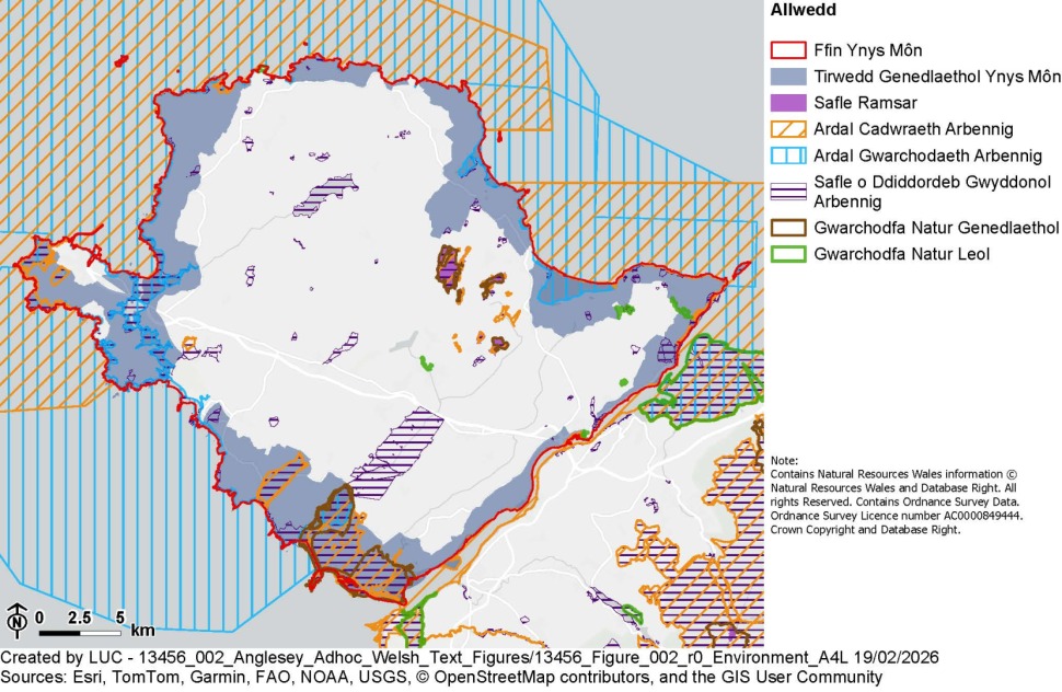 Map yn dangos cyfyngiadau amgylcheddol ar Ynys Môn